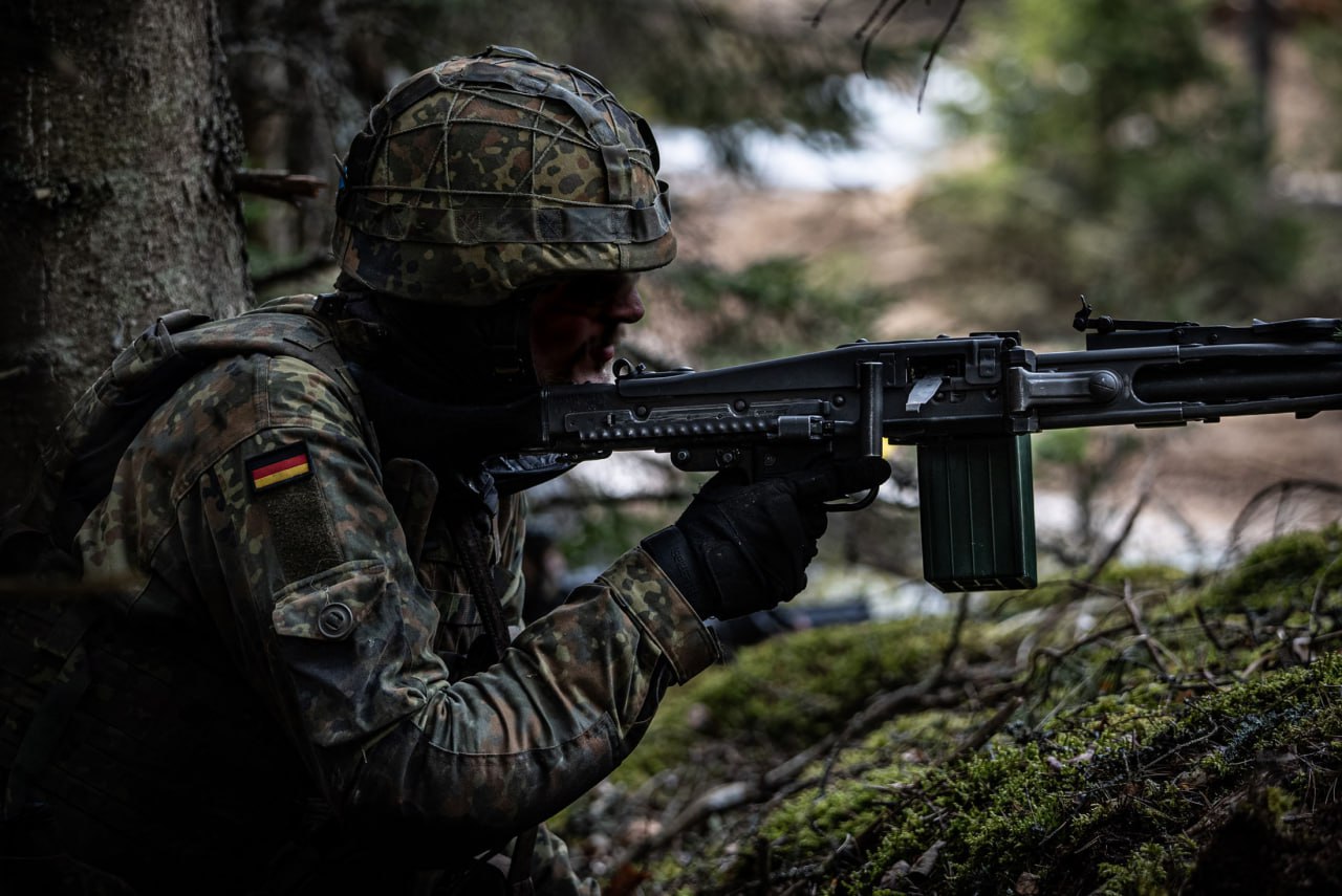 Половина военных. Немецкие военные. Боец НАТО Бундесвер. Натовские войска на Украине. Солдаты НАТО В Москве.