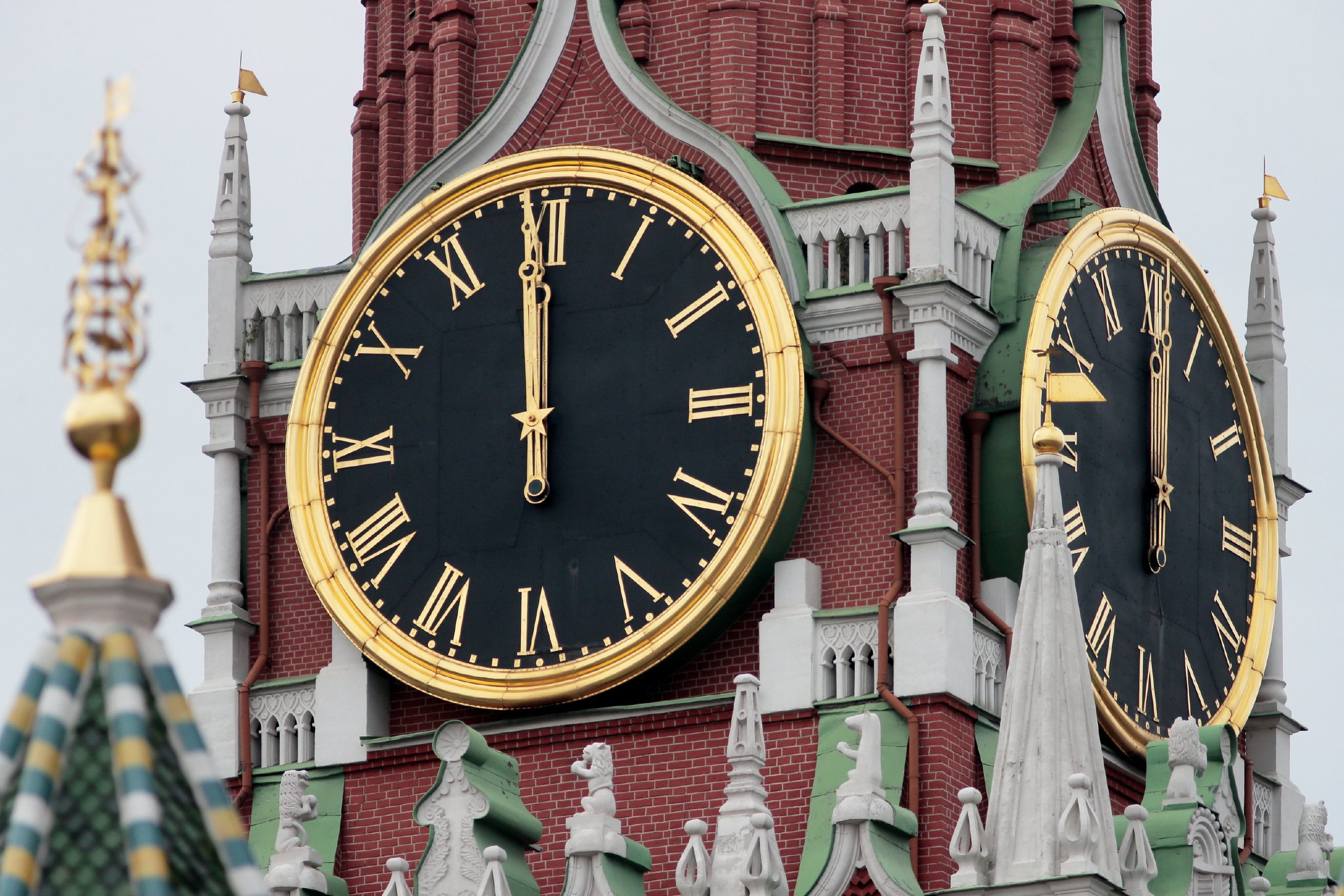 Кто такие куранты на новый год. Куранты на Спасской башне Московского Кремля. Куранты внутри Спасской башни Московского Кремля. Куранты Казань. Куранты на Спасской башне Московского Кремля информация.