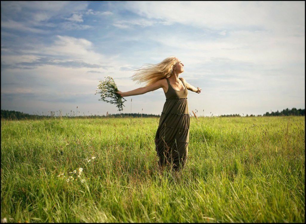 Меня всегда волнуют и притягивают необъятные просторы. Девушка в поле. Ветер в поле. Девушка счастье. Девушка на ветру.