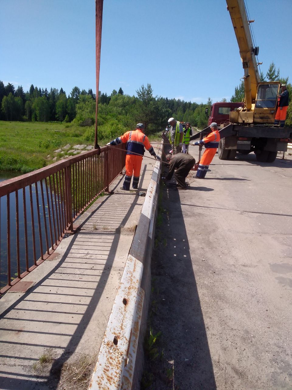 крушение здания. мост в городе. события в москве сейчас. перила моста. самые краткие новости.