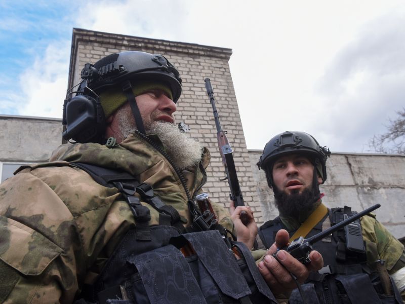 Ахмат спецназ чеченский. Ахмат хаджи на стадионе. Ахмат прячется за спинами. Командир спецназа «ахмат» апты алаудинов. Командир спецназа ахмат апти.