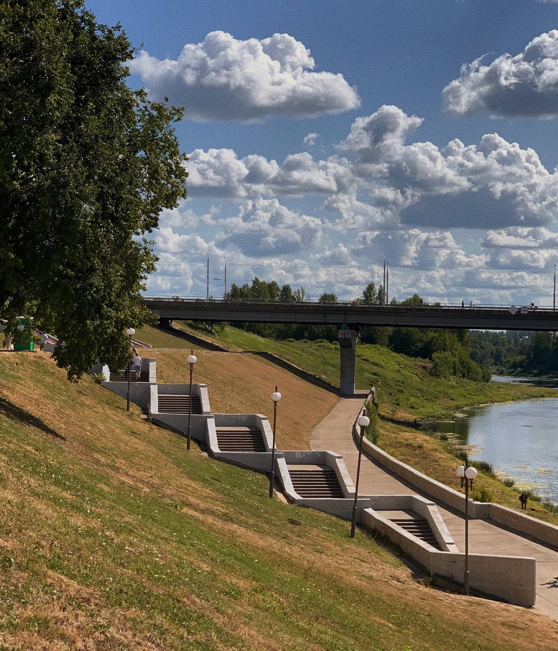 Гродно река Неман. Слияние Волги и Которосли в Ярославле. Река Волга и Которосль Ярославль. Река Которосль Ярославль. Многолюден шумен молод под землей грохочет отгадка