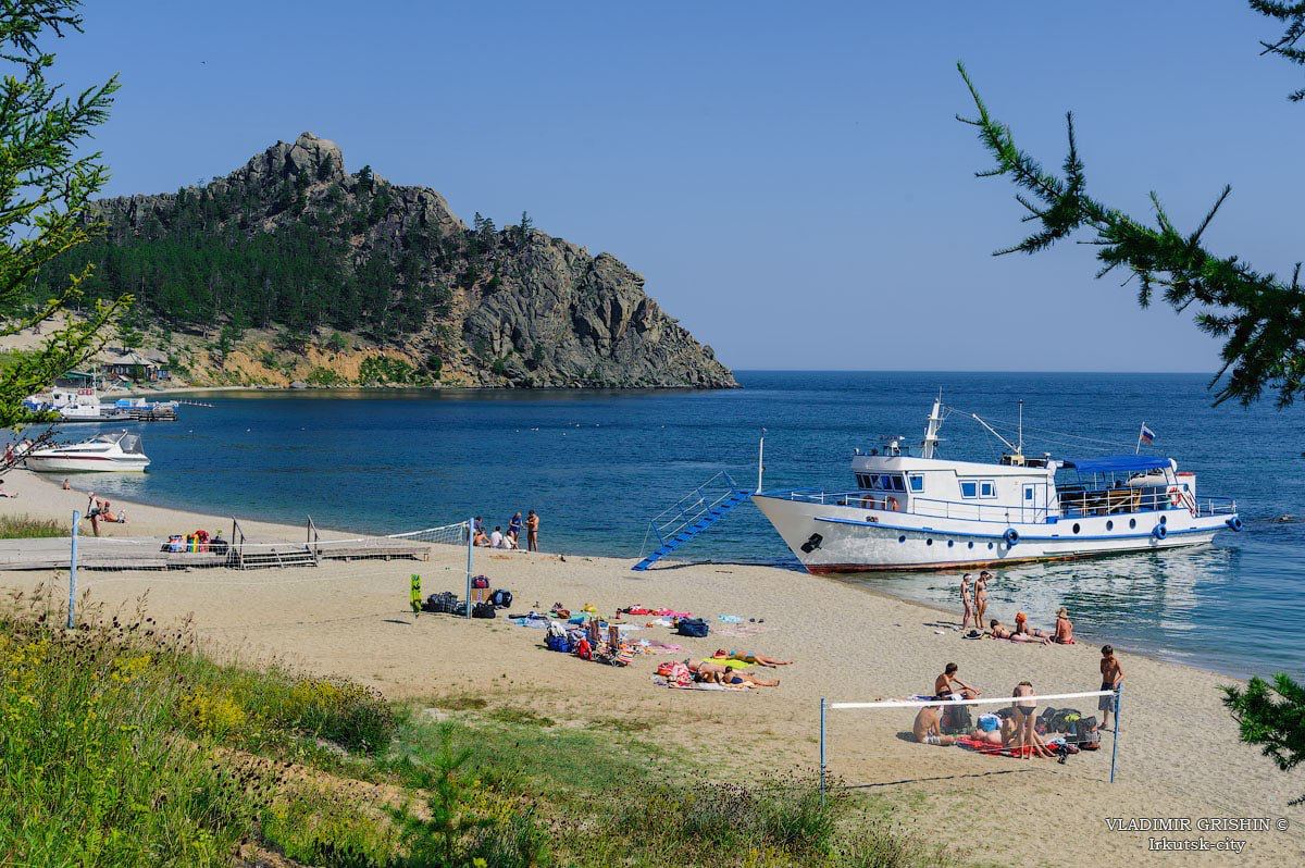 Большое голоустное пляж. Поселок листвянка на байкале. Байкал пляж. Пляж иркутск листвянка. Рабочий посёлок листвянка.