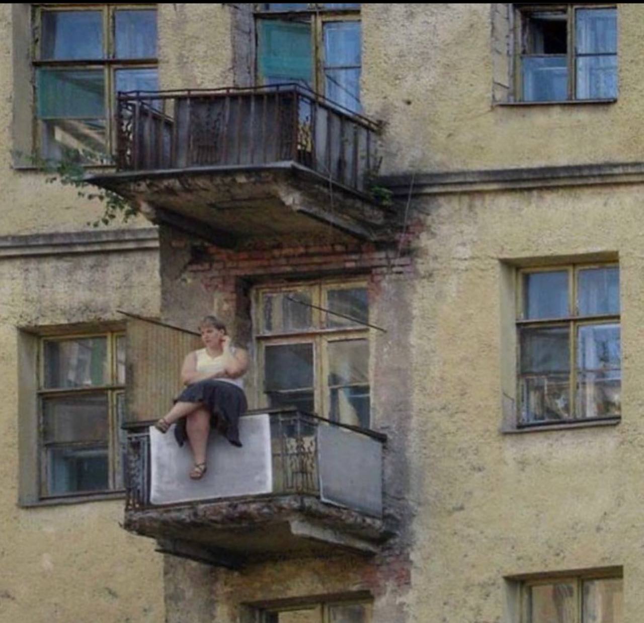 Белковое окно. Балкон смешной. Угарные балконы. Человек на балконе. Балкон прикол.