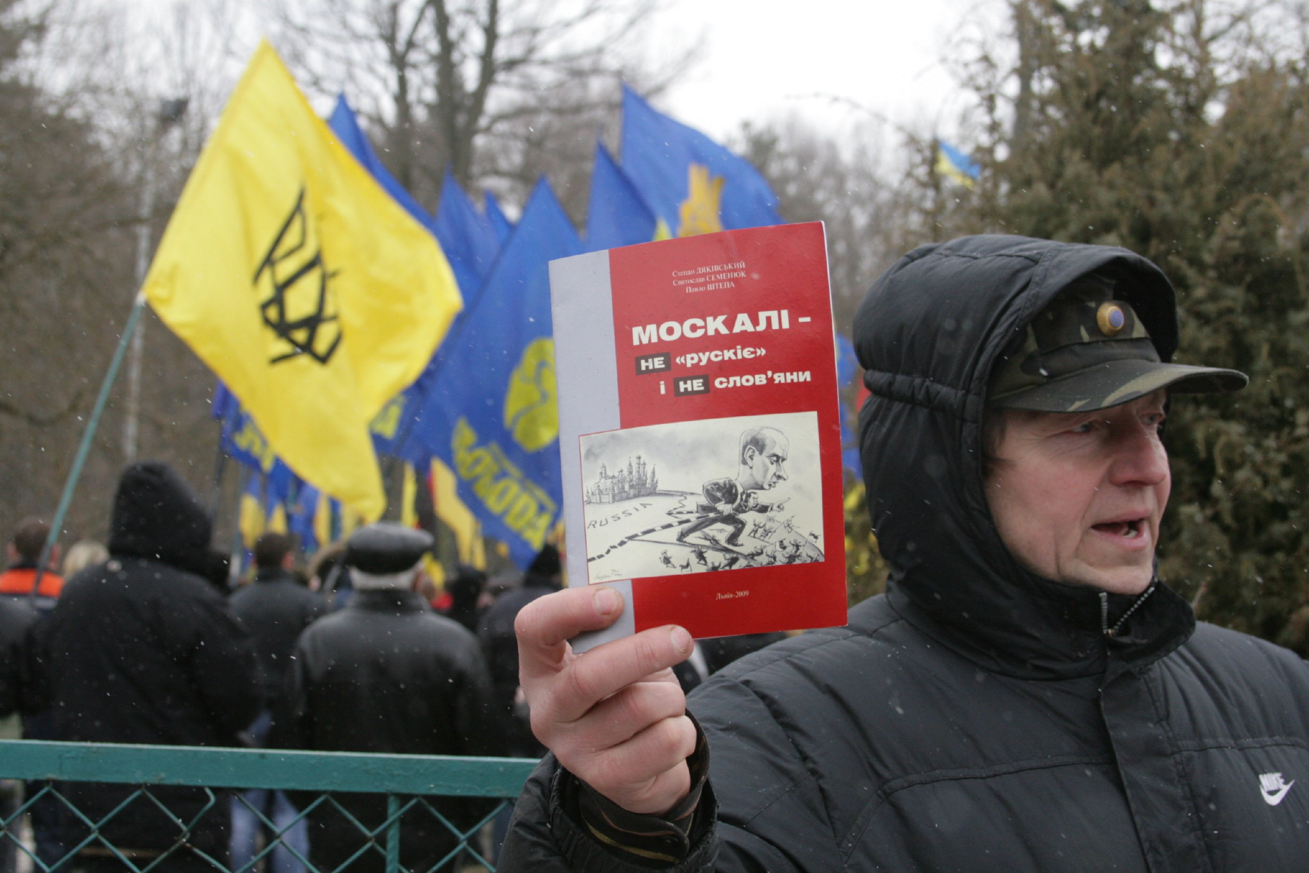 Украинцев призывают. Украинские нацистские книги. Москалей на ножи. Украинские националисты. Антироссийские лозунги на Украине.