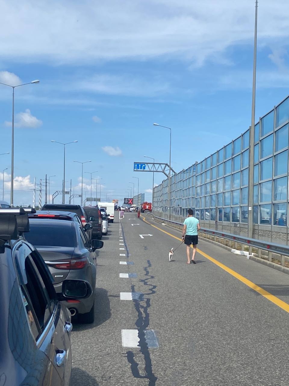 Крымский мост пробки. Пробка на мосту со стороны керчи. Движение по крымскому мосту сейчас. Пробка на крымском мосту. Пробки на крымском мосту сейчас.