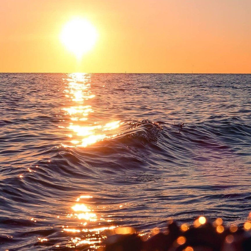 Черное и белое море. Чернь море. Черно белый океан. Море черно белое. Море черно белое.