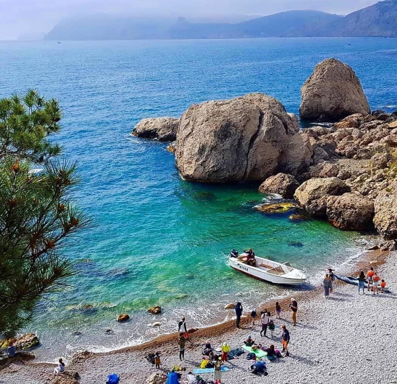 Пляж Алупки с большими камнями шезлонгами