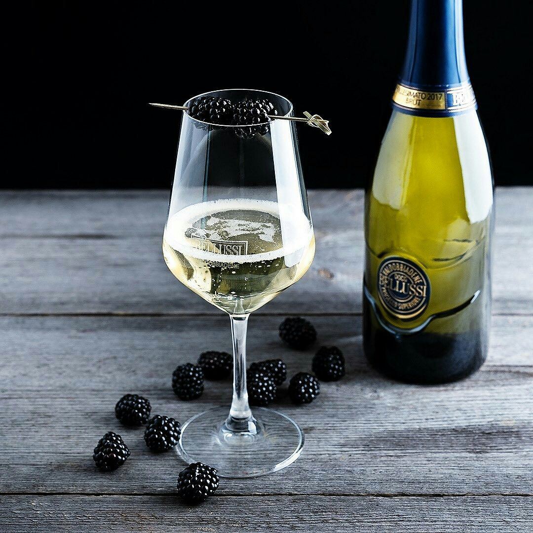 Prosecco monopolio. Конте Приули Просекко. Просекко брют с бокалами. Просекко Италия. Toso Prosecco.