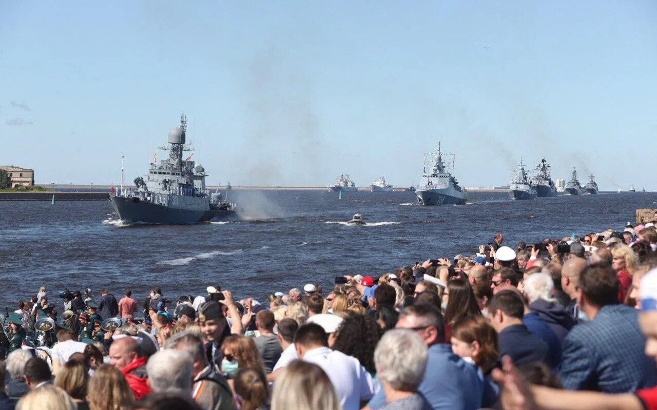 Кронштадт санкт петербург вмф. Парад ВМФ В Кронштадте. Военно-морской парад в Кронштадте 2021 корабли. Парад военно морского флота в Санкт-Петербурге 2021. Балтийский флот Кронштадт.