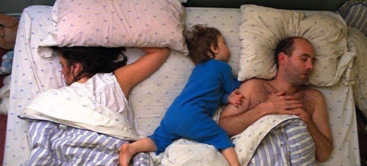 Что делать когда родители спят. Ребенок в кровати с родителями. Совместный сон с ребенком приколы.