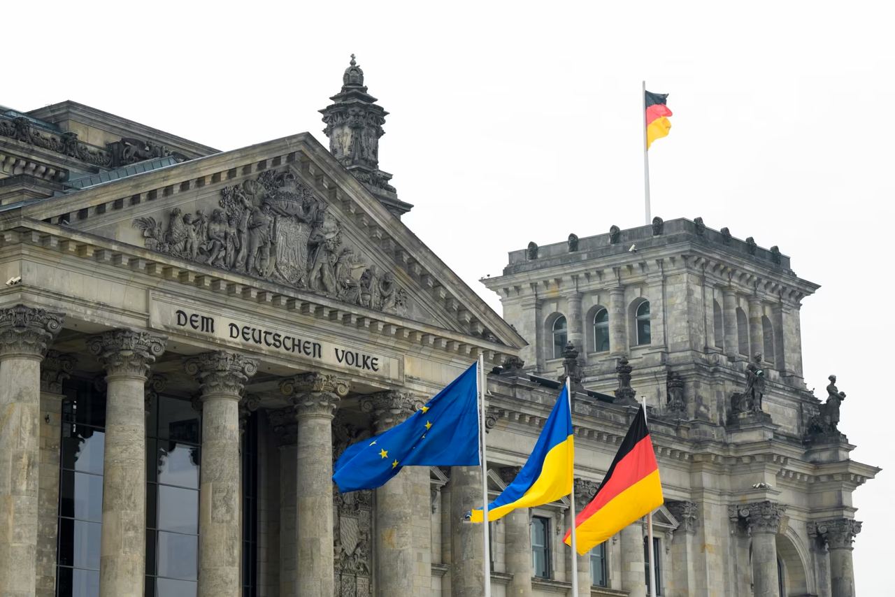 Бундестаг проголосовал против. Министерства Германии. Германия Украина. Германия сейчас. Плиты у здания Рейхстага в Берлине.