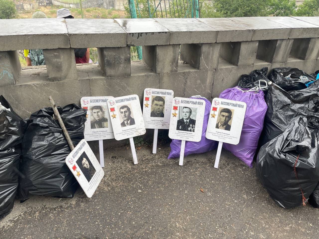 выкинутые портреты бессмертного полка