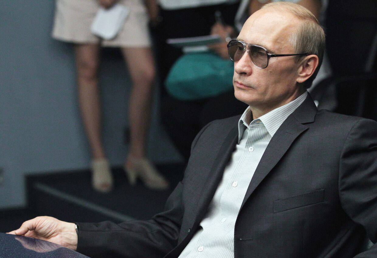 Путин в малиновом пиджаке фото