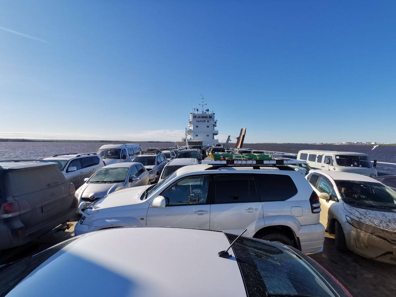 Паромная переправа якутск нижний. Паромная переправа якутск нижний. Паром якутск нижний бестях. Паромная переправа якутск. Ледовая переправа якутск.