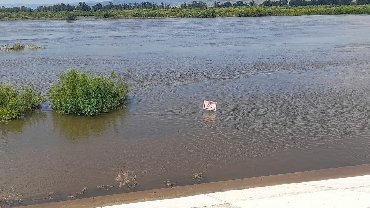 Улан удэ селенга вода. Внутренние воды Бурятии. Вода Бурятия. Уровень воды в Селенге на сегодня Улан-Удэ. Селенга Улан-Удэ фото.