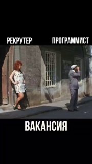 Даже на улице брюнетка не может удержаться от баловства